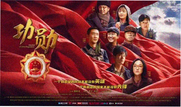 夫妻一起追韩剧的客厅投影画面